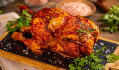Gà quay ngũ vị – vị mặn ngọt hài hòa, hương thơm đặc trưng của quế, hồi, tiêu, gừng.