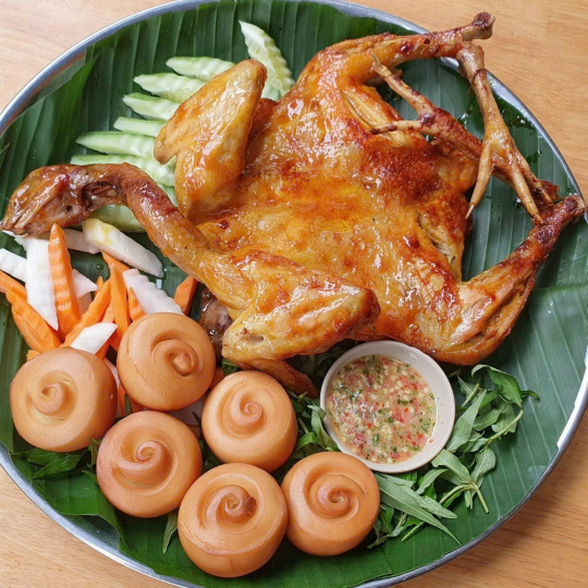 Gà nướng + Bánh bao